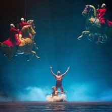 Cirque du Soleil: Mondi lontani 3D, cavalli volanti in una scena del film
