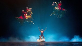 Cirque du Soleil: Mondi lontani 3D, cavalli volanti in una scena del film