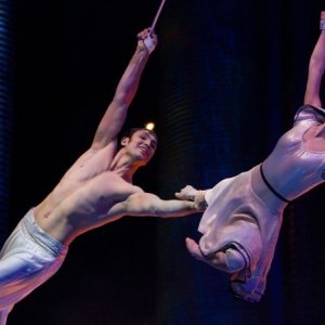 Cirque du Soleil: Mondi lontani 3D, Erica Kathleen Linz con il trapezista Igor Zaripov in una scena