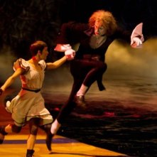 Cirque du Soleil: Mondi lontani 3D, Erica Kathleen Linz in una scena insieme al clown