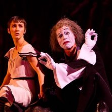 Cirque du Soleil: Mondi lontani 3D, la protagonista Erica Kathleen Linz in una scena insieme al clown