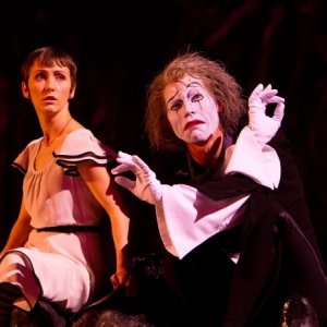 Cirque du Soleil: Mondi lontani 3D, la protagonista Erica Kathleen Linz in una scena insieme al clown