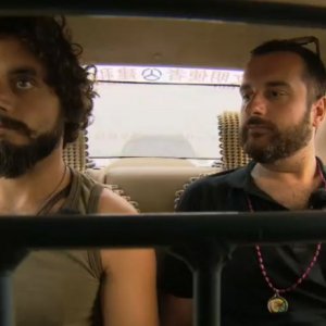 Costantino Della Gherardesca e Barù durante una puntata di Pechino Express