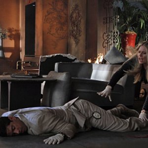 CSI Miami: Adam Rodriguez ed Emily Procter in una scena dell'episodio Il cadavere della decima stagione
