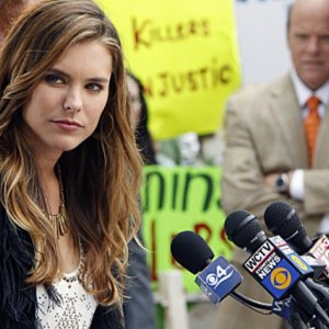 CSI Miami: Susie Abromeit e Rex Linn in un momento dell'episodio Gli assassini della pineta, della decima stagione