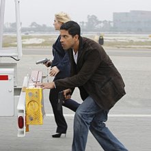 Emily Procter con Adam Rodriguez in un momento dell'episodio Col passare del tempo della decima stagione di CSI Miami