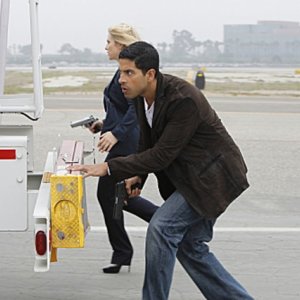 Emily Procter con Adam Rodriguez in un momento dell'episodio Col passare del tempo della decima stagione di CSI Miami