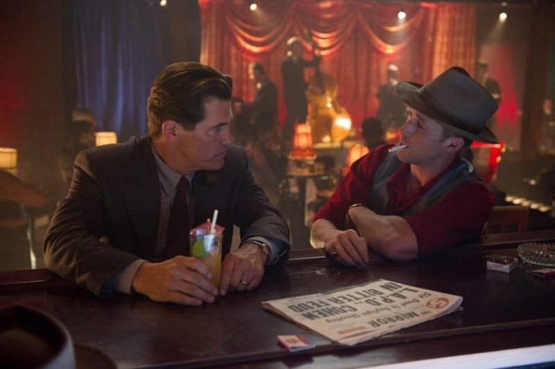 Gangster Squad Ryan Gosling E Josh Brolin Bevono In Un Bar In Una Scena Del Film 262148