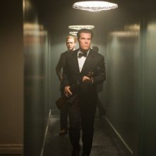 Gangster Squad: Ryan Gosling e Josh Brolin si preparano per una retata in una scena