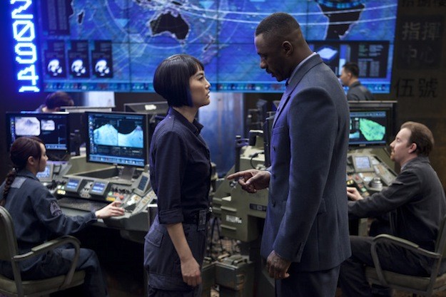 Idris Elba E Rinko Kikuchi A Confronto In Una Scena Di Pacific Rim 262001