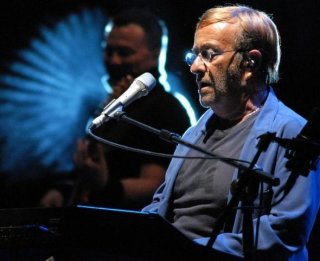 Lucio Dalla durante un'esibizione dal vivo