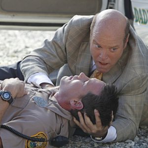 Rex Linn e Dylan Osean in un momento dell'episodio Col passare del tempo della decima stagione di CSI Miami