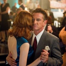 Sean Penn balla con Emma Stone in una scena di Gangster Squad