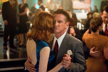 Sean Penn balla con Emma Stone in una scena di Gangster Squad