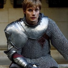 Bradley James druante un momento dell'episodio La maledizione di Cornelius Sigan, della seconda stagione di Merlin