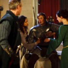 Merlin: Anthony Head, Katie McGrath e Bradley James druante una scena dell'episodio La maledizione di Cornelius Sigan, della seconda stagione