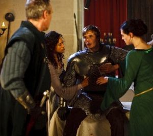 Merlin: Anthony Head, Katie McGrath e Bradley James druante una scena dell'episodio La maledizione di Cornelius Sigan, della seconda stagione