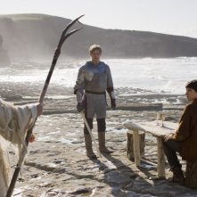 Merlin: Bradley James con Colin Morgan in una scena dell'episodio Il labirinto Gedref, della prima stagione
