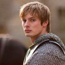 Merlin: Bradley James druante una scena dell'episodio La Regina del passato e del futuro, della seconda stagione