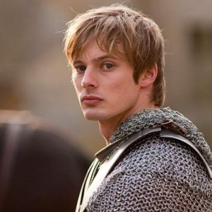 Merlin: Bradley James druante una scena dell'episodio La Regina del passato e del futuro, della seconda stagione