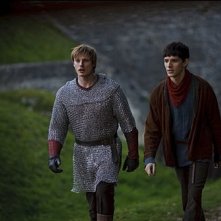 Merlin: Bradley James e Colin Morgan in una scena dell'episodio Il labirinto Gedref, della prima stagione