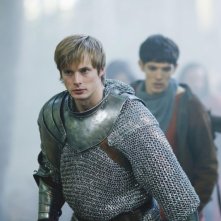 Merlin: Bradley James e Colin Morgan in una scena dell'episodio La morte di Artù, della prima stagione