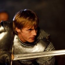 Merlin: Bradley James in una scena dell'episodio La maledizione di Cornelius Sigan, della seconda stagione