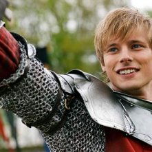 Merlin: Bradley James in una scena dell'episodio La Regina del passato e del futuro, della seconda stagione