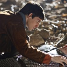 Merlin: Bradley James insieme a Colin Morgan durante una scena dell'episodio La morte di Artù, della prima stagione