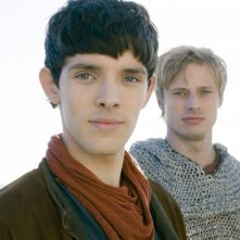 Merlin: Bradley James insieme a Colin Morgan in una scena dell'episodio Il labirinto Gedref, della prima stagione