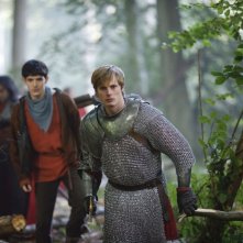 Merlin: Bradley James insieme a Colin Morgan in una scena dell'episodio La morte di Artù, della prima stagione