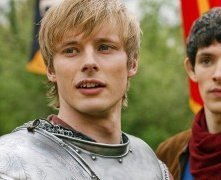 Merlin: Colin Morgan e Bradley James in una scena dell'episodio La Regina del passato e del futuro, della seconda stagione