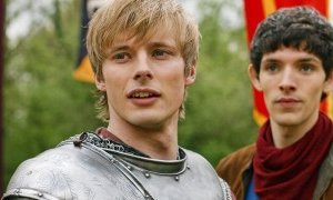 Merlin: Colin Morgan e Bradley James in una scena dell'episodio La Regina del passato e del futuro, della seconda stagione