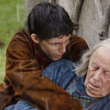 Merlin: Colin Morgan e Richard Wilson in un momento dell'episodio La morte di Artù, della prima stagione