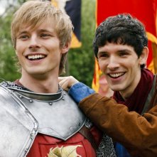 Merlin: Colin Morgan insieme a Bradley James in una scena dell'episodio La Regina del passato e del futuro, della seconda stagione