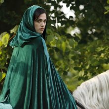 Merlin: Katie McGrath durante una scena dell'episodio Uccidere il Re della prima stagione