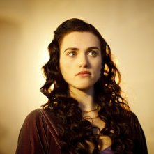 Merlin: Katie McGrath in una scena dell'episodio Uccidere il Re della prima stagione