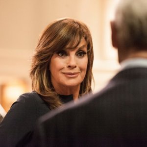 Dallas: Linda Gray durante una scena dell'episodio Venomous Creatures della seconda stagione