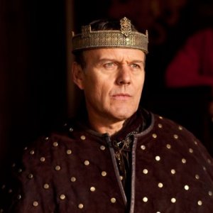 Merlin: Anthony Head in una scena dell'episodio La dama del lago, della seconda stagione
