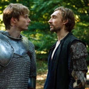 Merlin: Bradley James e Joseph Mawle in una scena dell'episodio La rianimazione della strega, della seconda stagione