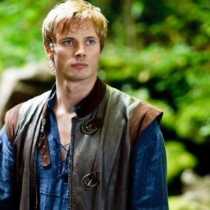 Merlin: Bradley James in una scena dell'episodio L'ultimo signore dei draghi, della seconda stagione