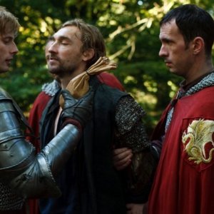 Merlin: Bradley James insieme a Joseph Mawle in una scena dell'episodio La rianimazione della strega, della seconda stagione