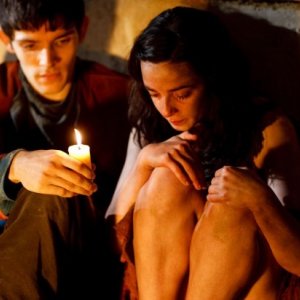 Merlin: Colin Morgan con Laura Donnelly in una scena dell'episodio La dama del lago, della seconda stagione