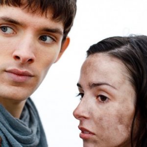Merlin: Colin Morgan e Laura Donnelly in una scena dell'episodio La dama del lago, della seconda stagione