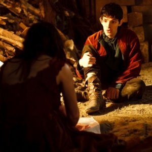 Merlin: Colin Morgan in una scena dell'episodio La dama del lago, della seconda stagione