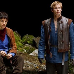 Merlin: Colin Morgan insieme a Bradley James in una scena dell'episodio L'ultimo signore dei draghi, della seconda stagione