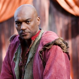 Merlin: Colin Salmon in un momento dell'episodio L'incubo ha inizio, della seconda stagione