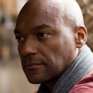 Merlin: Colin Salmon in una scena dell'episodio L'incubo ha inizio, della seconda stagione