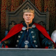 Merlin: David Schofield, Anthony Head e Katie McGarth in una scena dell'episodio Sogni dolci, della seconda stagione