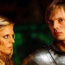Merlin: Emilia Fox e Bradley James in una scena dell'episodio I peccati del padre, della seconda stagione